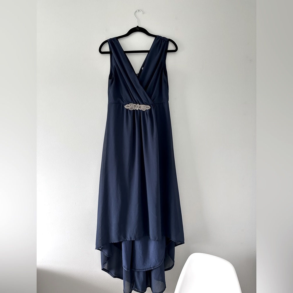 Sleeveless v neck Navy blue dress ankle/floor length with high/low bottom.